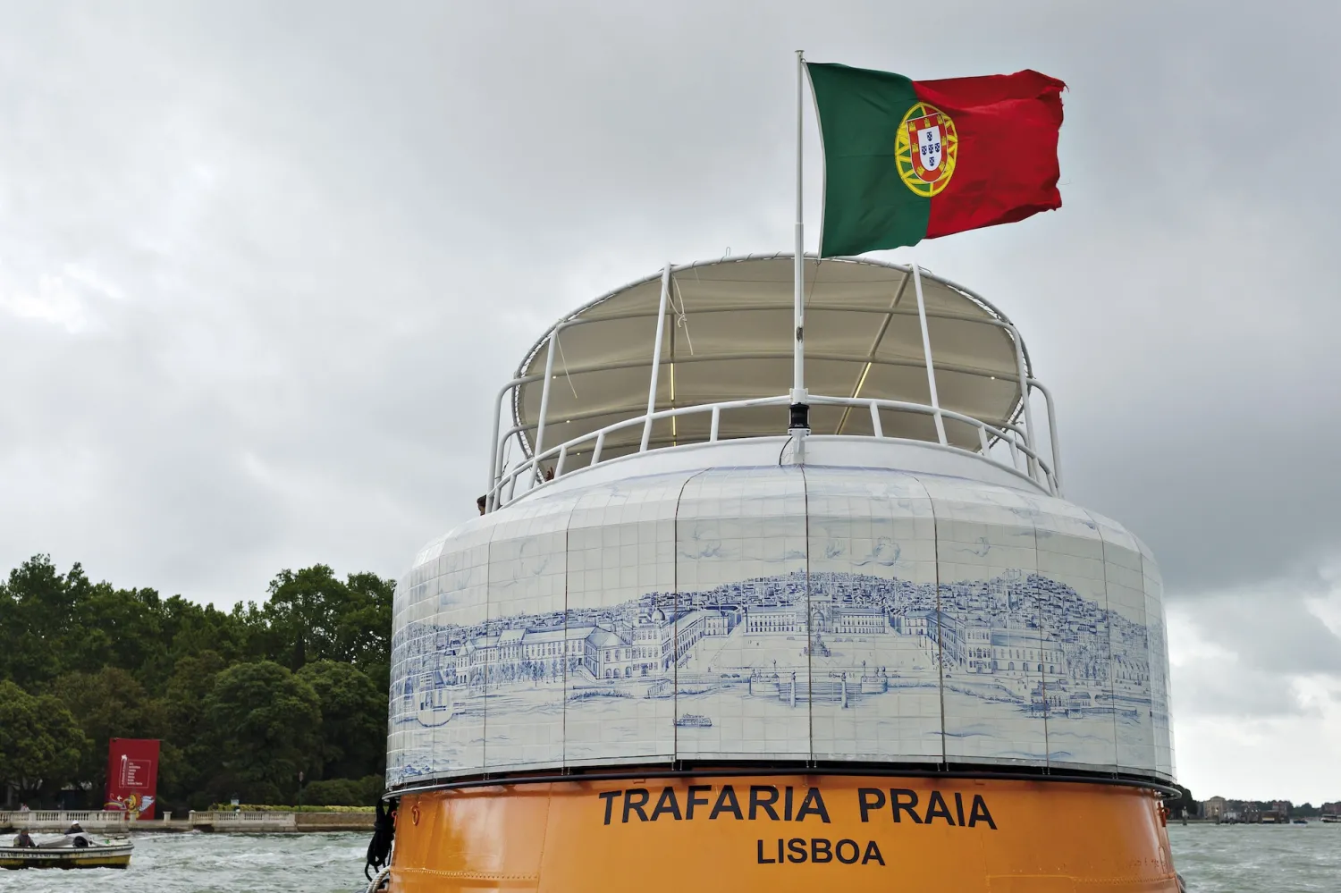 Plage de Trafaria - Exposition de la Biennale de Venise